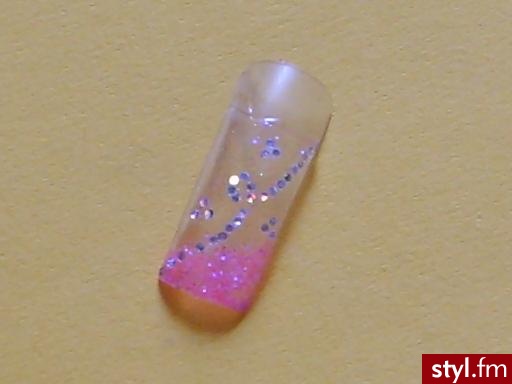 różowy brokat i hologramowe perełki - Paznokcie