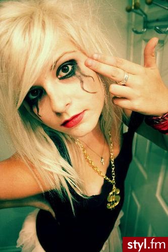 ciemny makijaz emo girl. Typowa emo girl. - Makijaże