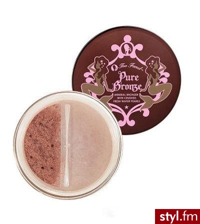 Mineralny bronzer od Too Faced. Zawiera w sobie naturalne perły, które nie tylko pomagają skórze z niedoskonałościami, ale także chronią ją. Cena: $28.50 - Misz-masz