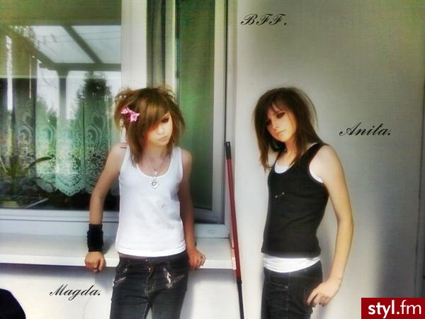 uwielbiam te dwie dziewczyny. ta w brazowych wlosach jest przesliczna. kocham je i jestem ich fanem. darkness i awe 4ever!!!!! - EMO Alternatywne Średnie Fryzury