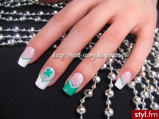 Lucky Clover. Zdobienie wykonane na naturalnych paznokciach. Kolorek wiosenny plus cyrkonie. - Paznokcie