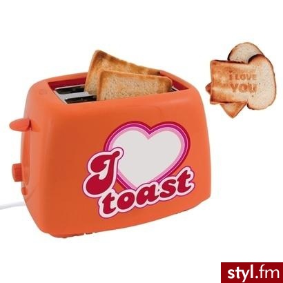 Oryginalny toster z sercem w kolorze pomarańczowym. Wypieka napis I LOVE YOU na grzance, posiada 7 stopni opiekania, szufladkę na okruszki. Cena: 120 zł - Misz-masz