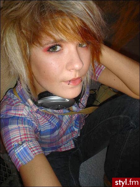 Włosy są koloru blond, nastomiast końcówki mają odcień, który nadaję tej fryzurze takiego 'blasku'. (; - EMO Alternatywne Średnie Fryzury