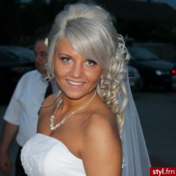 Blond Upięcie Kręcone Ślubne Średnie Fryzury