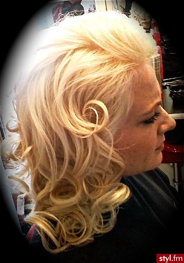 Blond Rozpuszczone Kręcone Wieczorowe Długie Fryzury