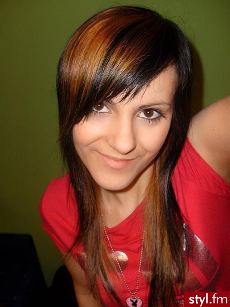 rozjaśniacz <londa 4-6 tonów> potem blond farba <garnier, bardzo jasny blond> na niego. Reszta włosów czarna farba <wellaton, ciemny brąz> Farbę do robienia czarnych włosów bardzo polecam, wychodzi bardzo naturalny kolor. - Długie Fryzury