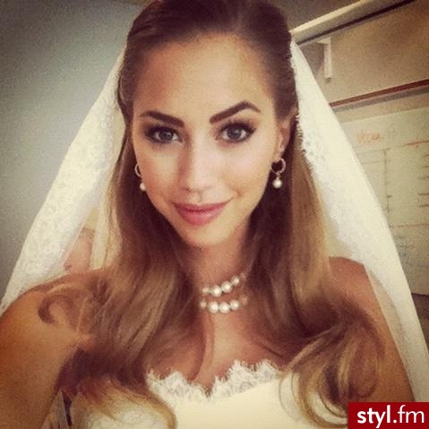 Blond Rozpuszczone Kręcone Ślubne Średnie Fryzury