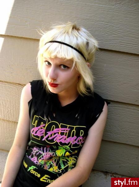 Alix TeaCup
Jeśli zdjęcie juz jest w galerii podaj link to usunę :) - EMO Alternatywne Średnie Fryzury