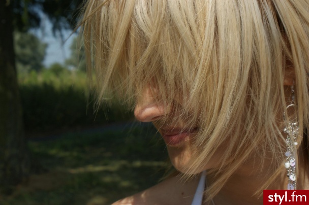 moje. Fabrowane Metalicznym Srebrnym Blondem od Loreala - Blond Rozpuszczone Proste z grzywką Na co dzień Średnie Fryzury