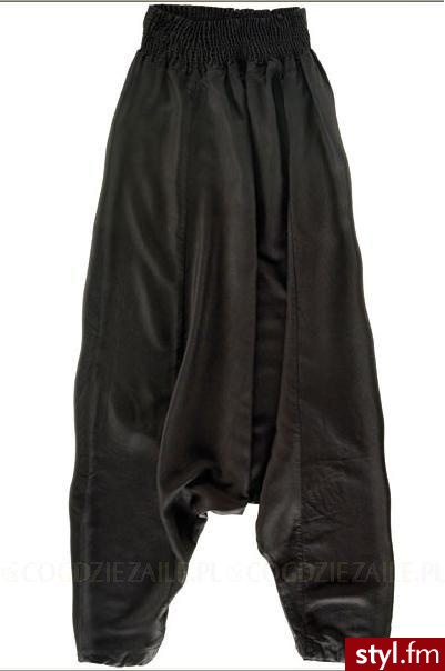 Pumpy - Pull&Bear. Długie, czarne sindbadki - najmodniejszy tej wiosny fason spodni! Zakładaj do nich proste, pastelowe t-shirty. Dostępne w salonach Pull&Bear. - Pozostałe Ciuchy Moda