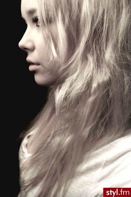 jesli wiecie kto to - piszcie :) - Blond Rozpuszczone Kręcone Na co dzień Średnie Fryzury
