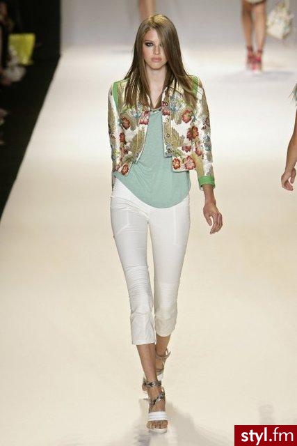 Z pastelowymi kolorami świetnie komponują się wzory kwiatowe. - Moda uliczna Inne Moda