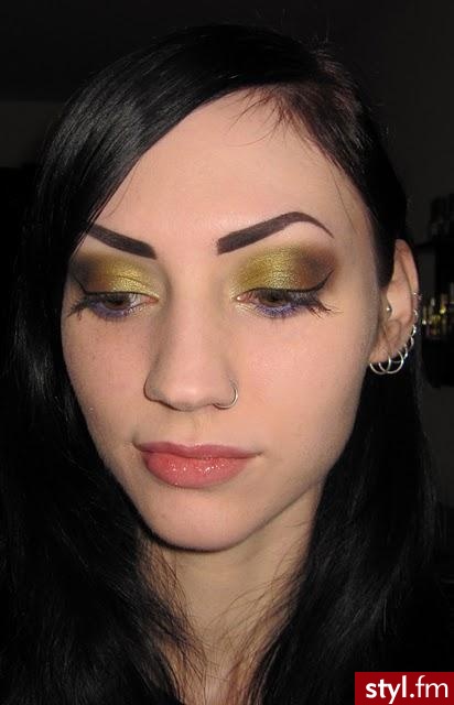 makijaż. eyes (all applied in this order):
Chafing Relief Powder-Gel (applied to upper lid, blending in gently with ring finger) 
Detrivore Eye Primer (applied all around the eyes patting then rubbing in gently with ring finger)
Simply Natural's - - Makijaże