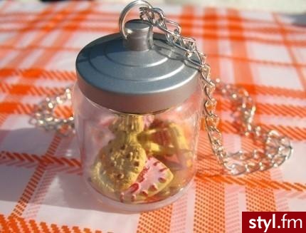 Naszyjnik - słoiczek z ciasteczkami! Dostępny niegdyś na Etsy za $16.95. ;) / zauważyłam, że ktoś z nudów polubił dawać mi same oceny jeden. jeśli masz jaja, to napisałbyś chociaż, dlaczego ;) - Pozostałe Dodatki Moda