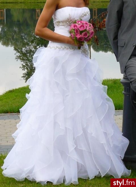 Moja suknia ślubna. Suknia ślubna - model INDIA z kolekcji MS Moda.

Rozmiar: 36,
szyta na miarę dla osoby o wzroście 180 cm + 6 cm obcas

Wymiary:

dł całkowita - ok 152 cm
szer. pod pachami (na płasko) - ok 44 cm
biust - ok. 90 cm ( dzięki sznu - Misz-masz