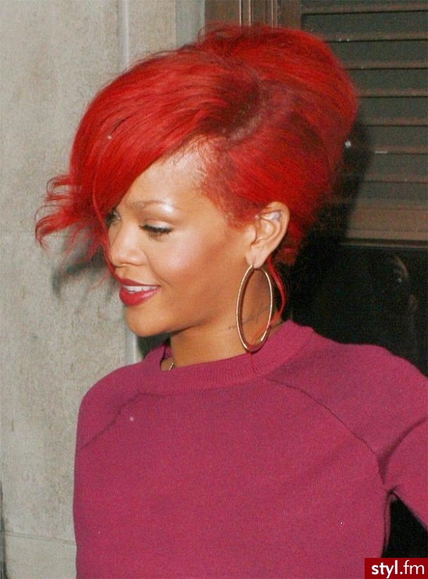 rihanna - Wieczorowe Średnie Fryzury