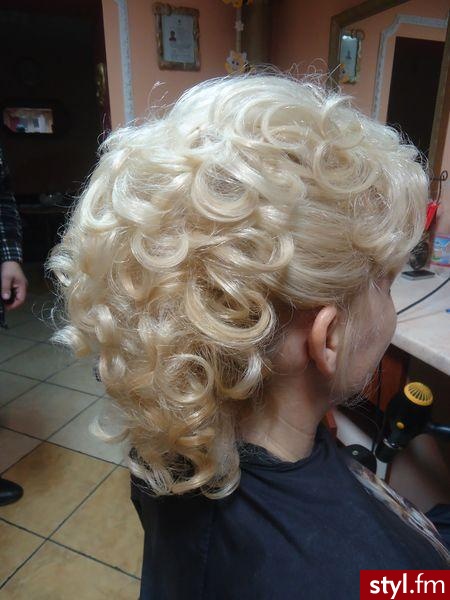 Blond Upięcie Kręcone Wieczorowe Średnie Fryzury