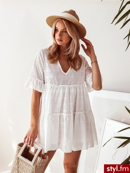 Sukienka wykonana została z ażurowego materiału. Świetnie sprawdzi się w stylizacjach boho. Dekolt w serek pięknie podkreśla biust. Krótkie rękawy zakończone zostały niezwykle uroczą falbanką. Sukienka posiada podszewkę. https://roseboutique.pl - Dzienne Sukienki Moda