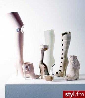 Gwendolyn Huskens i buty jej projektu. Jak się przyjrzycie dokładniej to zobaczycie,że wszystkie są zrobione z bandaży,plastrów,protez i innych medycznych akcesoriów. Podziwiam,bo wyszło naprawdę nieźle.. Gwendolyn Huskens i buty jej projektu. Jak się prz - Pozostałe Buty Moda