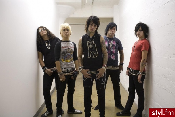 Escape The Fate
http://www.youtube.com/watch?v=02Me9nPk5ro - Pozostałe Ciuchy Moda