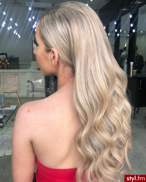 Blond Rozpuszczone Kręcone Wieczorowe Długie Fryzury