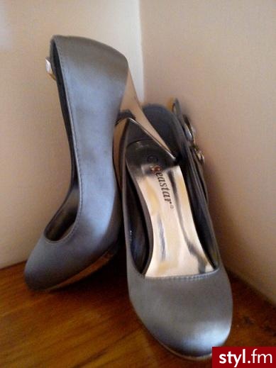 Szare imprezowe buciki. Buciki r36. dł wkładki 23,5 cm; obcas 11cm + platforma 2cm.. buciki mają z boku motylka z cyrkonii. świetnie się prezentują na nodze. były założone tylko 1 raz na dosłownie 5 godzin na imprezę rodzinną.. kontakt: 665441616 lub gg:  - Misz-masz