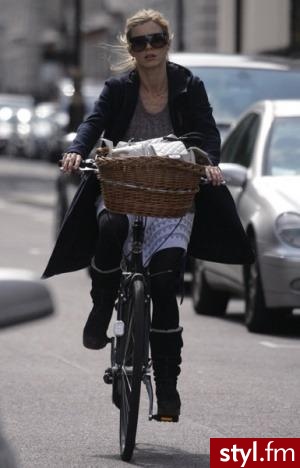 Rowerowa moda gwiazd. Laura Bailey
Podróżując miejskim rowerem po ulicach NY, z koszykiem, w którym schowała torebkę Chanel. - Moda uliczna Inne Moda