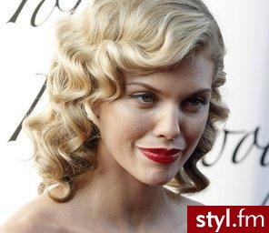 .. . - Kręcone Na co dzień Średnie Fryzury