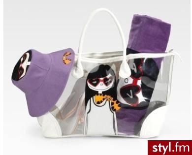 Torba Marc Jacobs nie tylko idealnie nada się na plażę
, ale również zapewnia pełen zestaw niezbędnych akcesoriów nad morzem.
Torba jest przezroczysta z lakierowaną białą lamówką i jest zapinana na ekspres. Na wyposażeniu torby jest ręcznik plażowy, cza - Pozostałe Torebki Moda