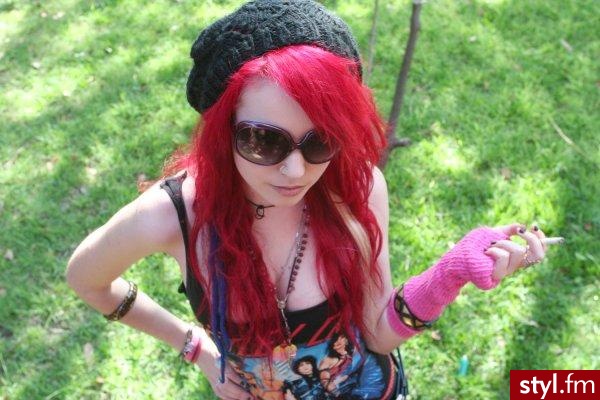Ten czerwonyy Mrr ;* - EMO Alternatywne Średnie Fryzury