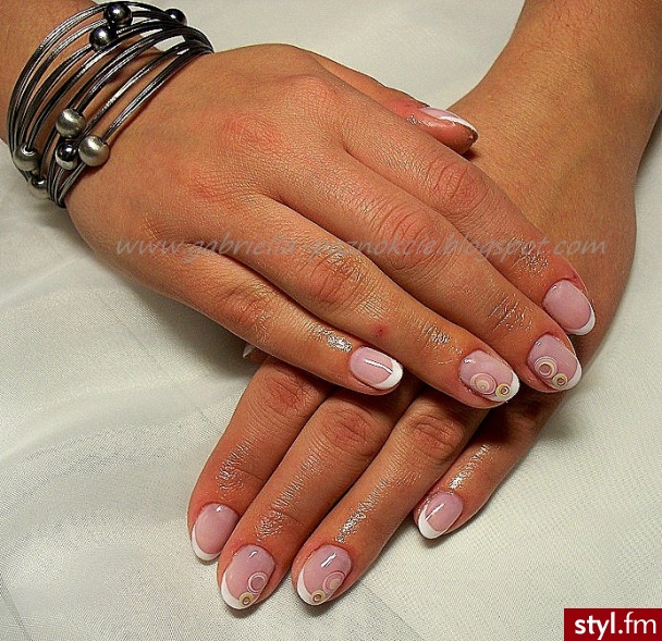 Manicure hybrydowy CND Shellac - Migdałki French Naturalne Paznokcie