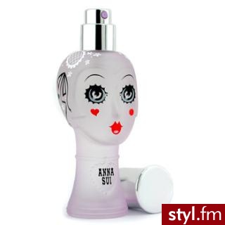 Perfuma Anna Sui Dolly Girl Bonjour L'Amour Eau De Toilette Spray skrywa w swoje zapachy: bergamotki, melona, jabłka, cynamonu, magnolii a także jaśminu. CENA: 50$ - Gadżety Inne Moda