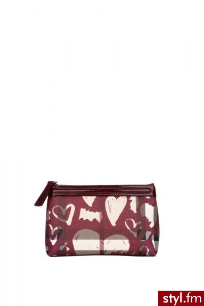Burberry Hearts Collection. Linia jest dziełem dyrektora kreatywnego marki – Christophera Bailey’a. Sercową kolekcję tworzą torebki, skórzane akcesoria, drobne dodatki i biżuteria. Motywem spajającym całość jest oczywiście serce, które skomponowano z kult - Pozostałe Torebki Moda