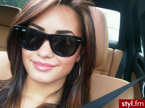 Demi Lovato - Nakrycia głowy Dodatki Moda