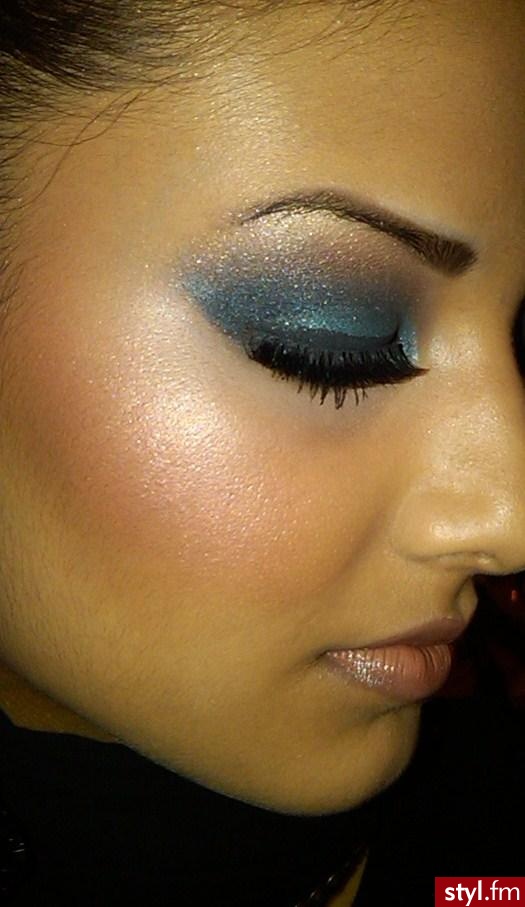 makijaż. Eyes
udpp
mac painterly paintpot all over lids as base
mac delft paintpot on lower lid as base
mac odalisque e/s on lids (teal) and below waterline
mac bronze e/s in crease (true bronze)
mac honey lust e/s to blend out bronze (peach gold)
 - Makijaże