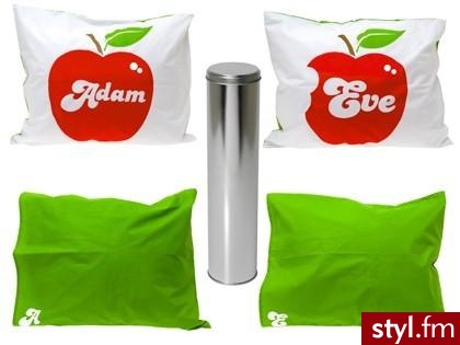 Luksusowy zestaw dwóch poszewek na poduszki dla zakochanych.

Z przodu znajdują się napisy "Adam" i "Eve" (Ewa). Na odwrocie nadruk z literami "A" (od Adam) i "E" (od Eve) na zielonym tle. Cena: 79 zł / zauważyłam - Misz-masz