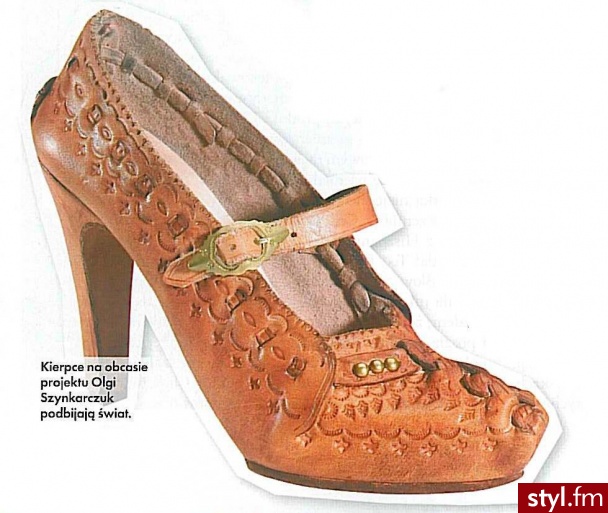 Olga Szynkarczuk - polska projektantka - robi karierę na zachodzie, prezentując swój najnowszy projekt.. czyli kierpce na obcasie. Podoba Wam się ten pomysł? - Pozostałe Buty Moda