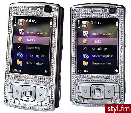 Nokia. Na N95 mieści się 325 diamentów, które łącznie dają 3.3 karaty. Kolor diamentów wybieramy przy składaniu zamówienia na telefon. Jest to wersja 8GB. Cena 24.500 dolarów. - Gadżety Inne Moda