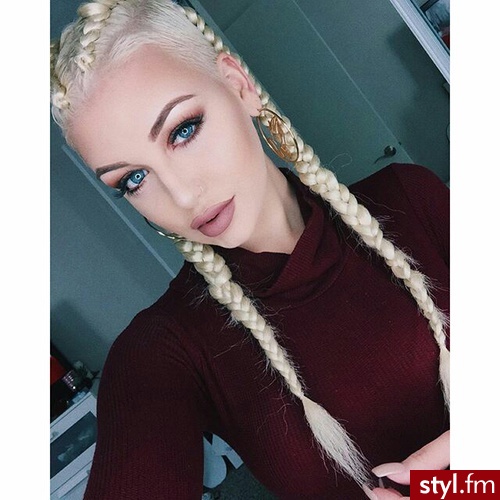 Sami Ryan - Blond Warkocze Proste Fryzury gwiazd Średnie Fryzury