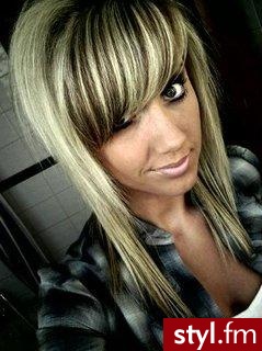 Nie Do Końca Udana Blond Fryzura Z Brązowymi Pasemkami