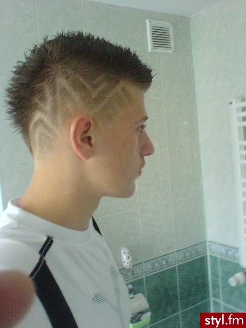 Nowy wzorek na głowie i nowy fryzjer :D - Punk Rock Alternatywne Średnie Fryzury