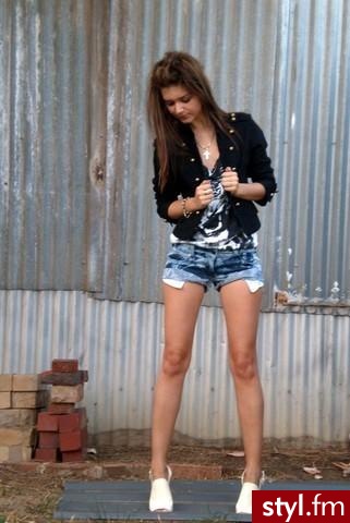 Jeżeli zdjęcie znajduje się już w galerii poproszę o link - Moda uliczna Inne Moda