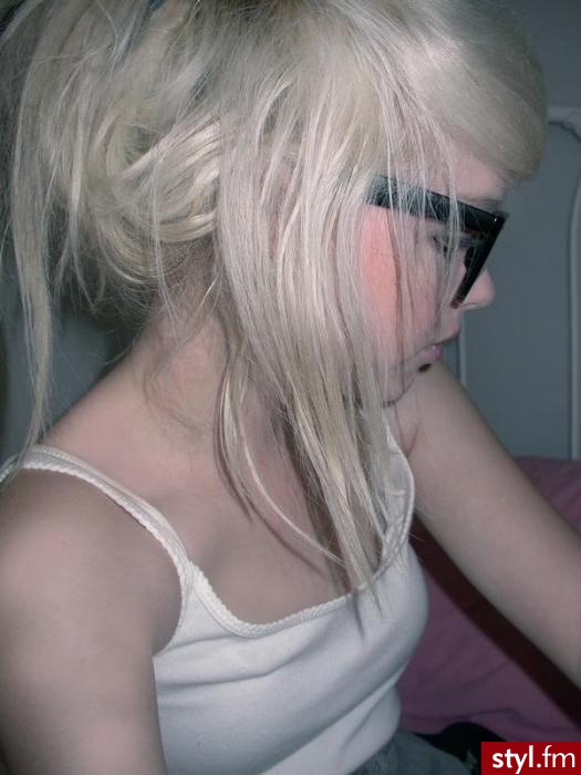 fryzura emo.. Nie zbyt fajna ale ujdzie xd
Za to Oksy ma fajne xd - EMO Alternatywne Średnie Fryzury