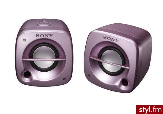 Model SRS-M50 to z kolei propozycja dla osób, które dużo się przemieszczają z odtwarzaczem MP3 lub notebookiem. Ten dwuelementowy zestaw ma 5 W mocy i waży zaledwie 0,27 kg. Konstrukcja obudów umożliwia ich złączenie przy przenoszeniu i pozwala na schowan - Gadżety Inne Moda
