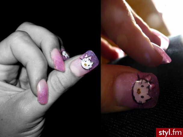 Hello Kitty na rozowym brokacie. glowka z kokardka HelloKitty na rozowym brokacie;)  pazurki ładnie sie prezentują, a Hello Kitty to nie naklejka tylko wlasnoreczna robota farbkami na pazurki;) 
moze Hello Kitty nie jest az dokladna, ale moze sie pododob - Paznokcie