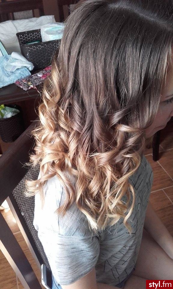 Blond Rozpuszczone Kręcone Wieczorowe Długie Fryzury