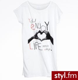 Bluzeczka z h&m .. Cena 17.90 Euro xD 
Akcja :w walce z AIDS ..  Myślę że warto jakąś zakupić ;p - Pozostałe Ciuchy Moda