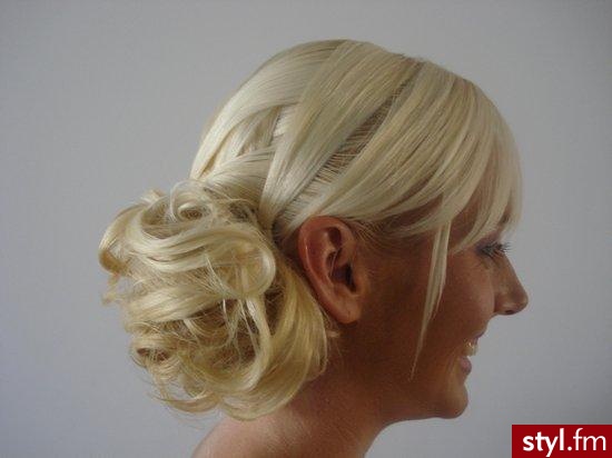 jak wlos blond, to kazda fryzurka dobrze wyglada...i te skromne, niedokladne czy dopracowane - Wieczorowe Średnie Fryzury