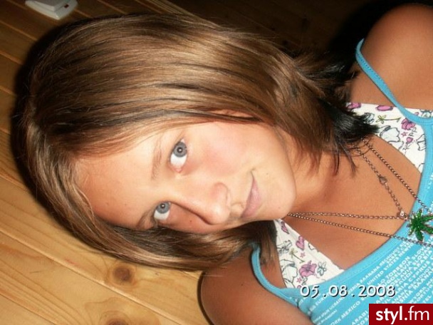 ;] - Średnie Fryzury