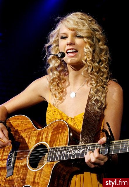 Taylor Swift :) Jeśli jest proszę pisać - Kręcone Na co dzień Średnie Fryzury